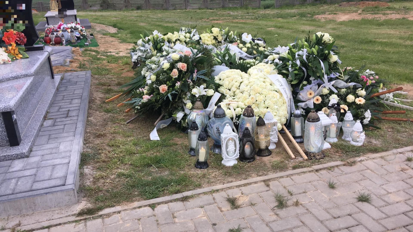 Grób 18-letniej Kasi utonął w biały kwiatach [ZDJĘCIA]