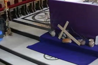 Po kradzieży kościelnej skarbony schował się pod folią na truskawki