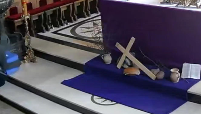 Po kradzieży kościelnej skarbony schował się pod folią na truskawki