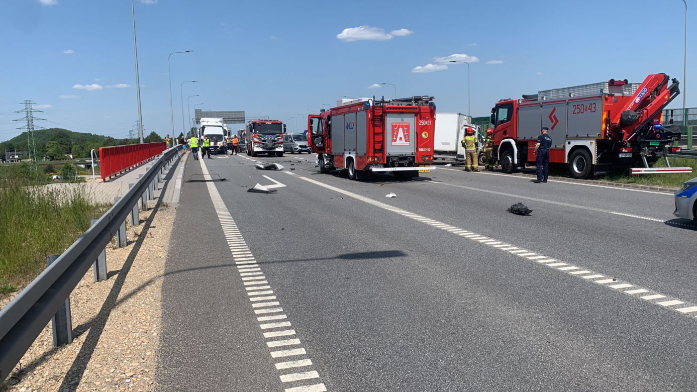 Tragedia na A1. Kierowca busa najechał na TIRa. Zginął na miejscu