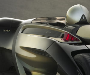 Peugeot EX1 posiada moc 340 koni mechanicznych EX1. Na torze w Nurburgring farncuski concept car osiągnął prędkość 85,9 mil na godzinę, czyli około 136 km/h.
