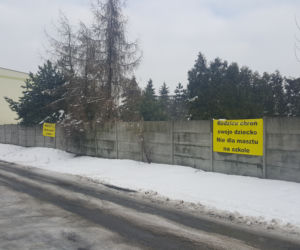 Mieszkańcy Dąbrowy Górniczej nie chcą masztu nadawczego na budynku szkoły