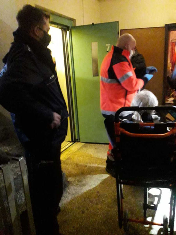 Schorowana seniorka kilka dni leżała na podłodze przysypana śmieciami