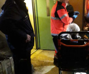 Schorowana seniorka kilka dni leżała na podłodze przysypana śmieciami