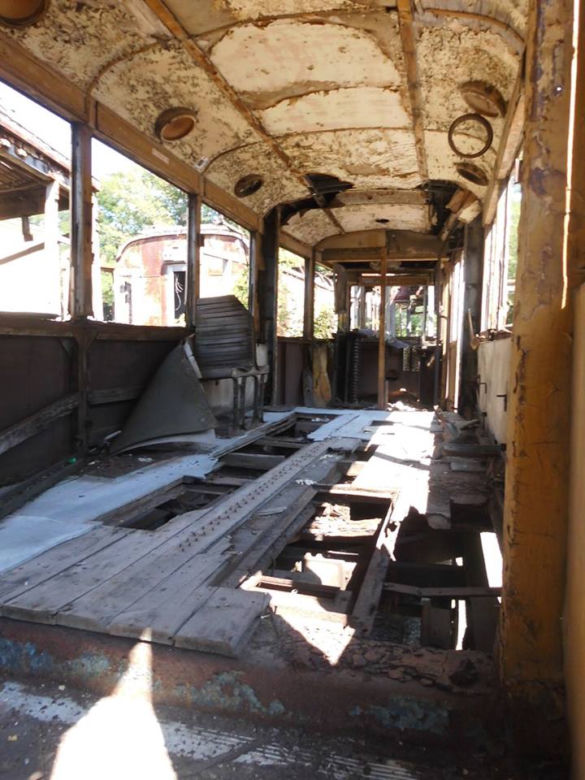 Jesteście ciekawi jak wyglądają od środka stare, opuszczone tramwaje? Mamy dla Was [ZDJĘCIA]!