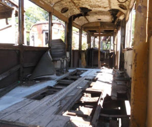 Jesteście ciekawi jak wyglądają od środka stare, opuszczone tramwaje? Mamy dla Was [ZDJĘCIA]!