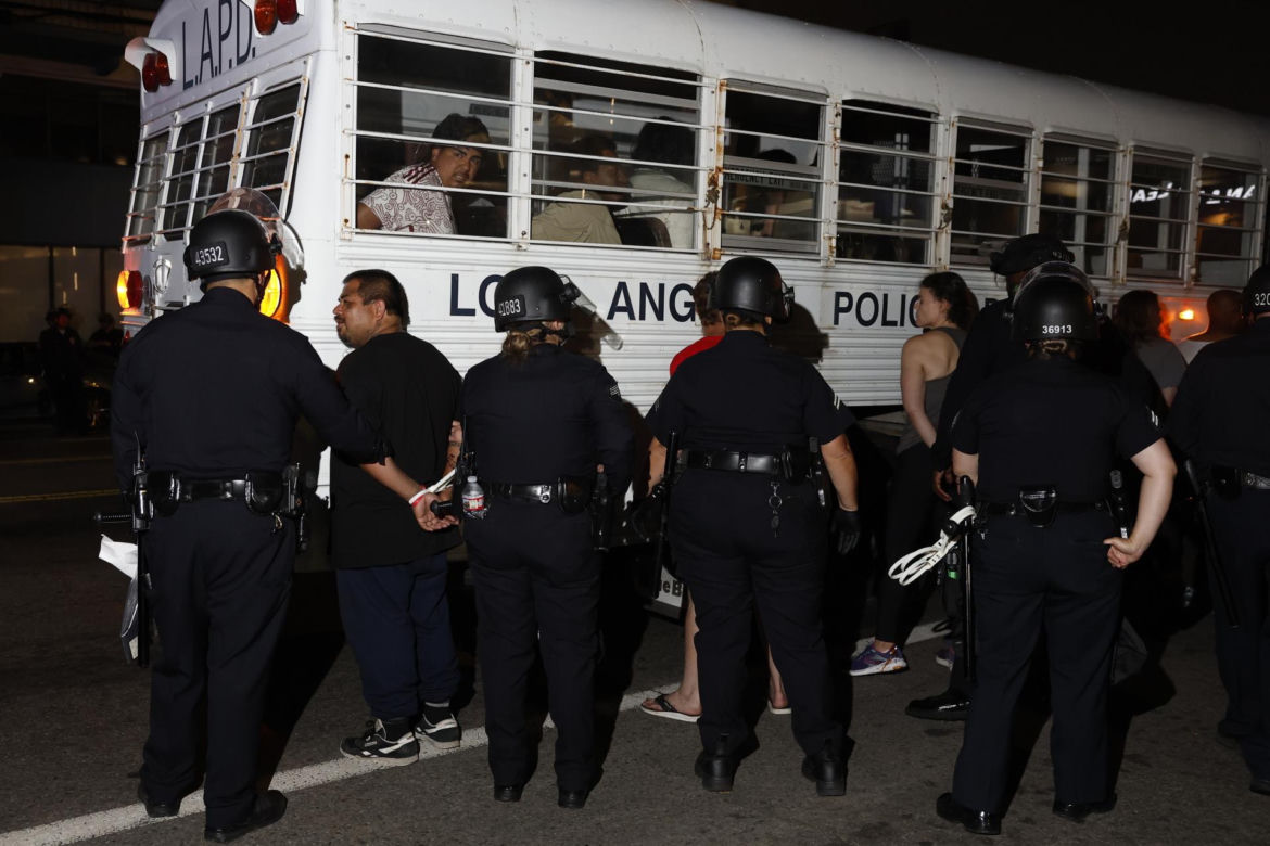 Protesty w Los Angeles coraz silniejsze. Emocje podsycają fałszywe zdjęcia i teorie spiskowe