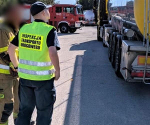 Wysokoprocentowy alkohol wyciekał z nieszczelnej cysterny, jadącej DK nr 50 z Ukrainy do Estonii. Zatrzymali ją inspektorzy ITD z Siedlec  