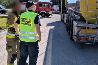 Wysokoprocentowy alkohol wyciekał z nieszczelnej cysterny na DK 50