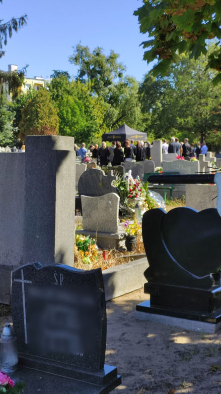 Rodzina i znajomi pożegnali Babcię i wnuczkę podczas skromnej ceremonii