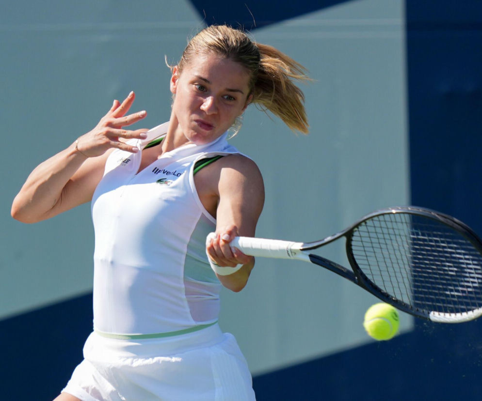 Tenisistka Maja Chwalińska uderza rakietą w piłkę podczas meczu. O turnieju w Cincinnati przeczytasz na SE Supersport.