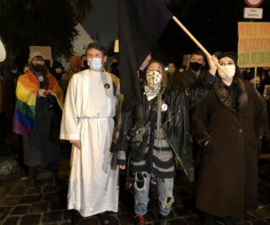 Protest przeciwko kardynałowi Stanisławowi Dziwiszowi w Krakowie
