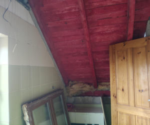 Dom Państwa Wysockich po pożarze - pierwsze prace to remont dachu