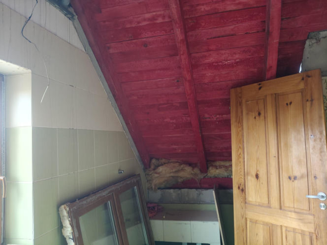 Dom Państwa Wysockich po pożarze - pierwsze prace to remont dachu