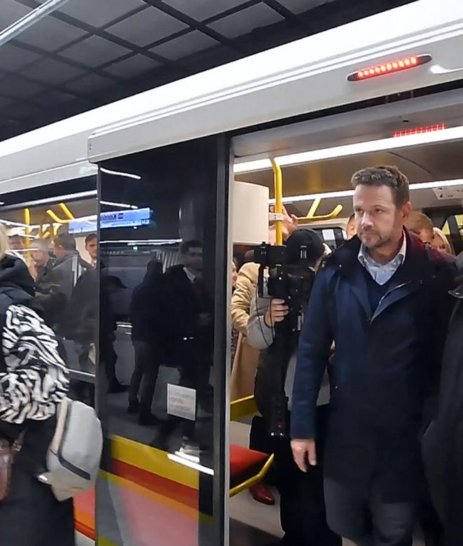 Metro pojechało na Targówek. Tak wyglądało otwarcie nowych stacji