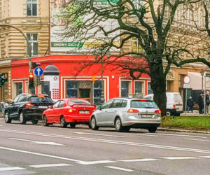 Przemalowana fasada pawilonu przy pl. Zgody