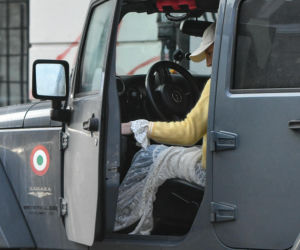 Lara Gessler wozi się w firance