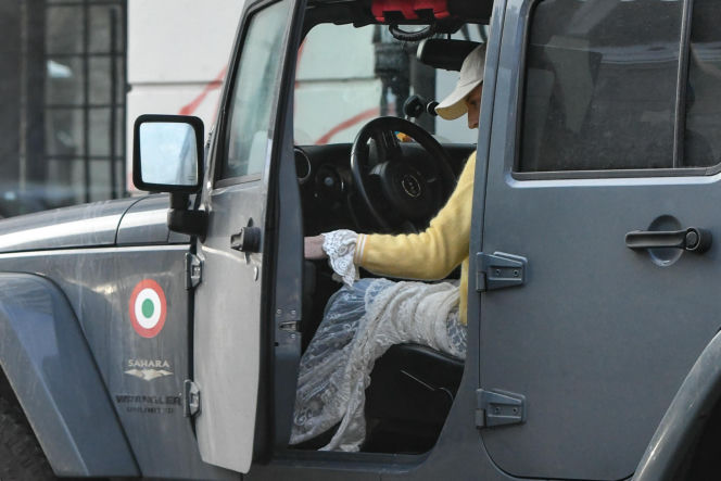 Lara Gessler wozi się w firance