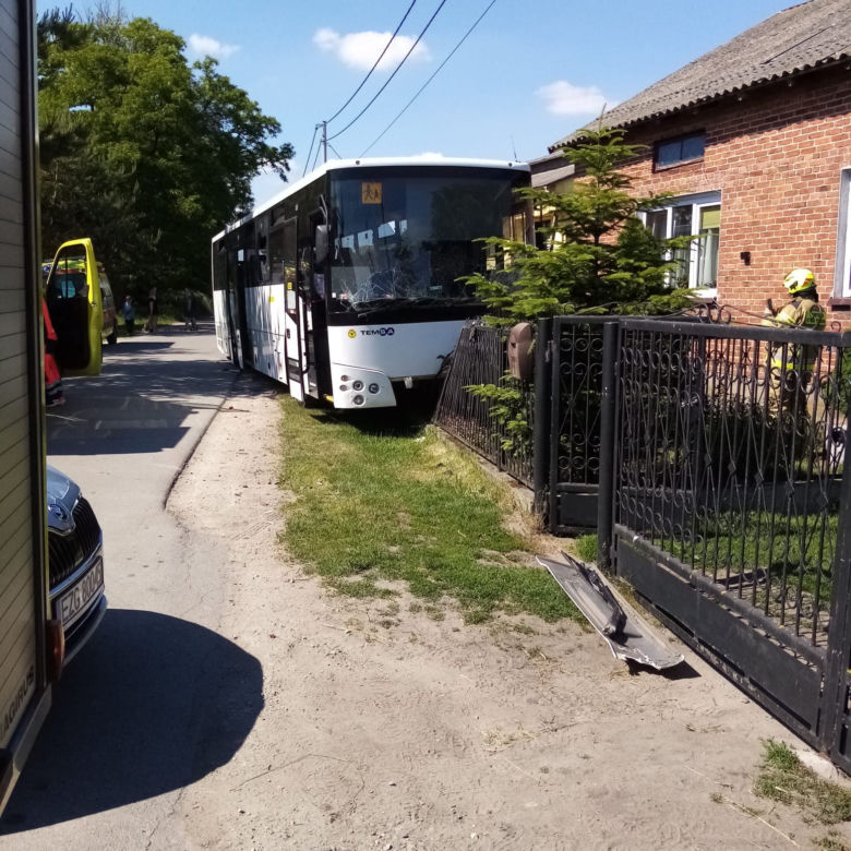 Groźny wypadek autobusu z dziećmi! Kierowca wjechał w ogrodzenie. Śmigłowiec LPR w akcji