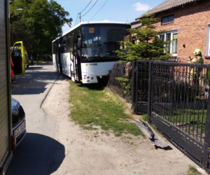 Groźny wypadek autobusu z dziećmi! Kierowca wjechał w ogrodzenie. Śmigłowiec LPR w akcji