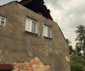 Armagedon nad Polską! Ponad tysiąc interwencji strażaków, zalany szpital i zerwane dachy. Są ranni!
