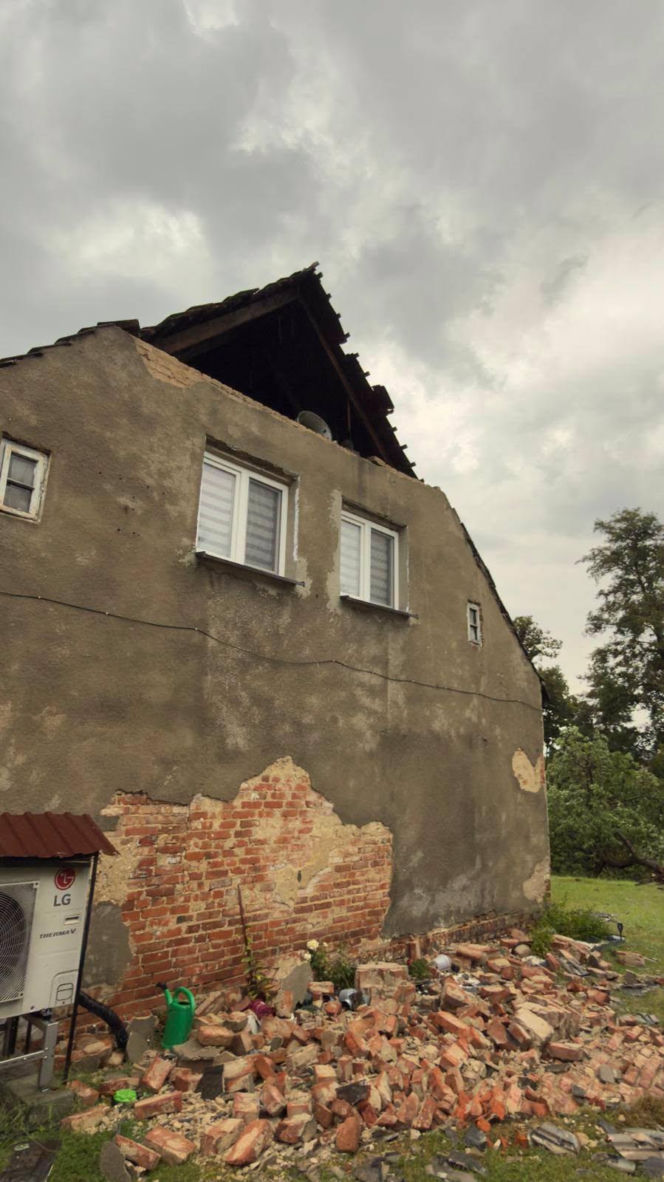 Armagedon nad Polską! Ponad tysiąc interwencji strażaków, zalany szpital i zerwane dachy. Są ranni!