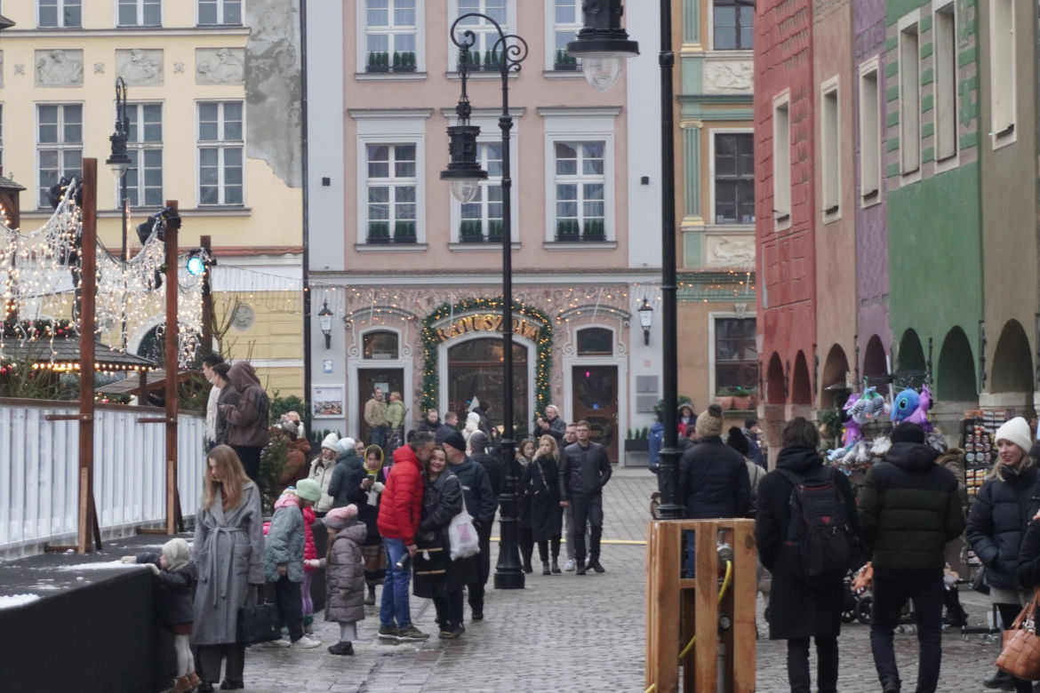 Tłumy ludzi na świątecznym spacerze na Starym Rynku w Poznaniu