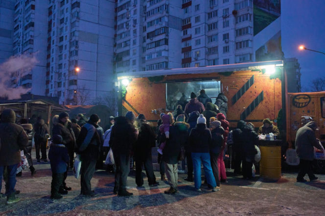 Nie da się przyzwyczaić do krwi i strachu". Czwarta rocznica wojny w Ukrainie