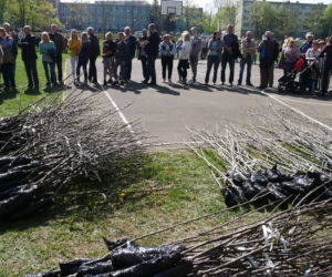 Sad edukacyjny na Antoniuku oficjalnie otwarty. Miasto rozdało tysiąc drzewek owocowych [ZDJĘCIA, AUDIO]