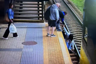 O włos od tragedii na peronie. Kobieta runęła na tory