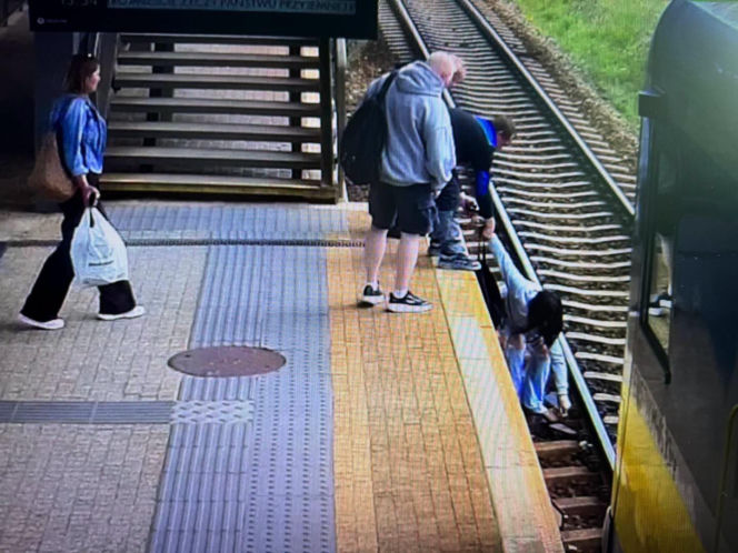 O włos od tragedii na peronie. Kobieta runęła na tory