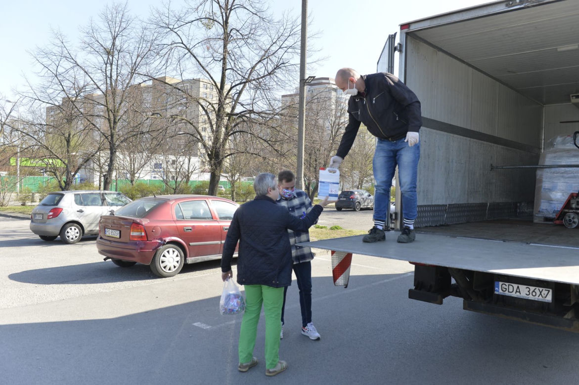 Przekazali sprzęt ochronny wart 100 tys. zł. szpitalowi Bródnowskiemu. 