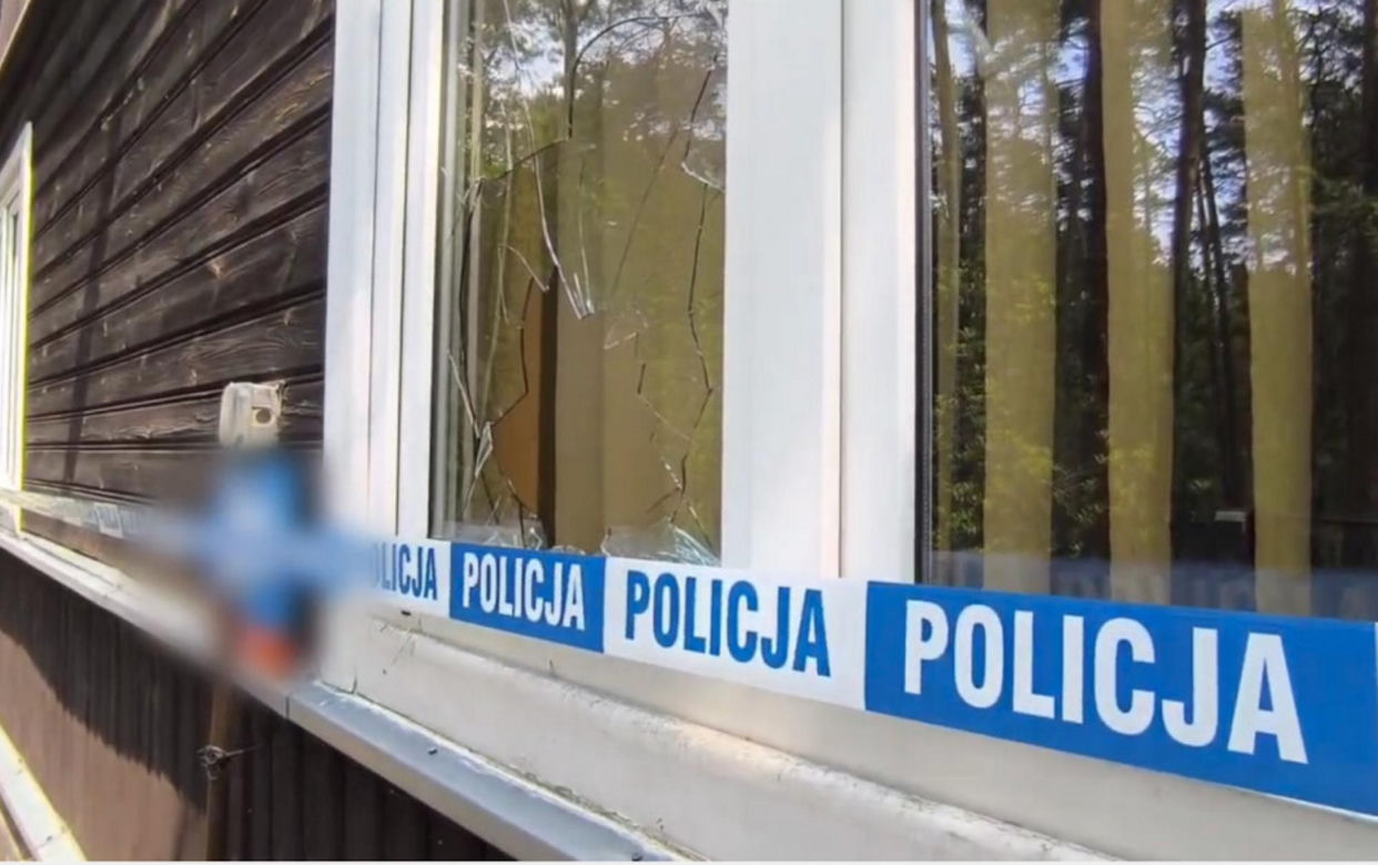 Celestynów. Nastolatkowie zdemolowali cudzy dom. Wyrzucili nawet telewizor przez okno [ZDJĘCIA]