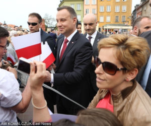 Para prezydencka rozdawała flagi w Warszawie. Tak świętowali dzień flagi