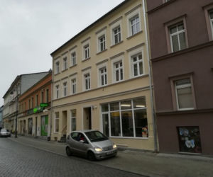 Ulica Dworcowa z kolejnymi odrestaurowanymi kamienicami 