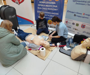 Uczennice IV LO szkolą Siedlczan z udzielania pierwszej pomocy