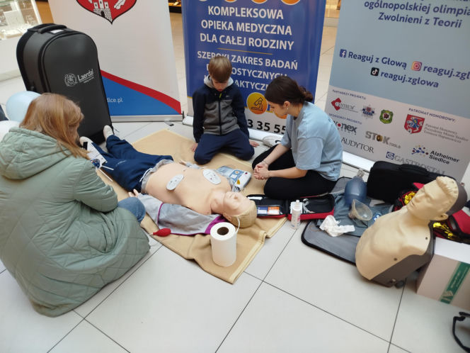 Uczennice IV LO szkolą Siedlczan z udzielania pierwszej pomocy