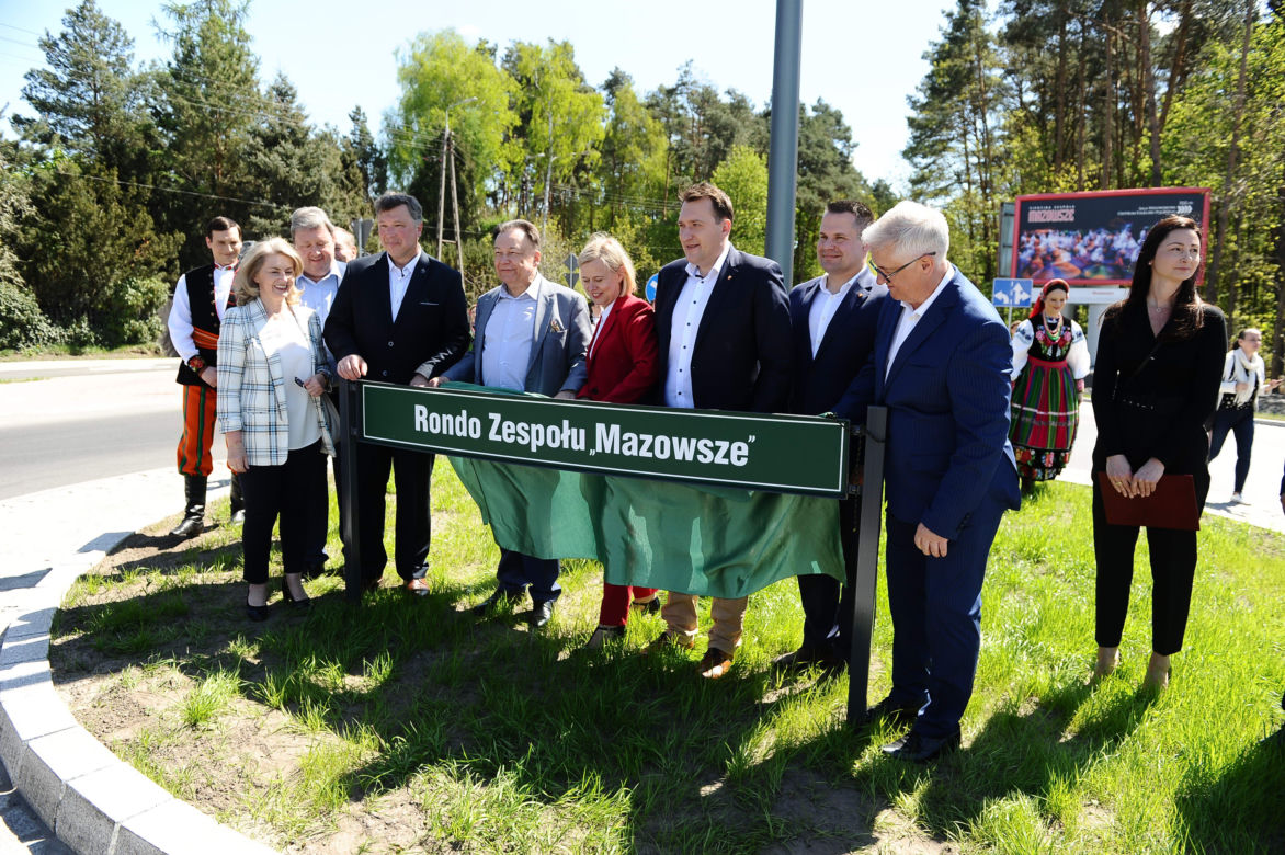 Mazowsze dostało autokary i rondo. Zespół pieśni i tańca świętuje w Otrębusach