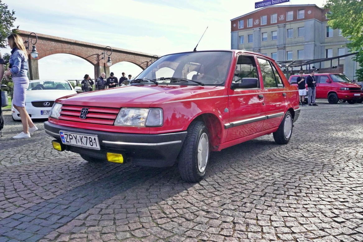 Zlot miłośników klasycznych samochodów w Gorzowie