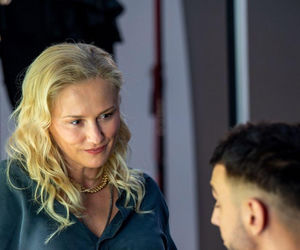 Barwy szczęścia odc. 3259. Justyna Zytko (Sylwia Juszczak-Krawczyk), Mirek (Oliwier Kozłowski)