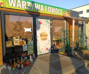 Napad w Ząbkach. Przed warzywniakiem, gdzie zginął sklepikarz gromadzą się mieszkańcy