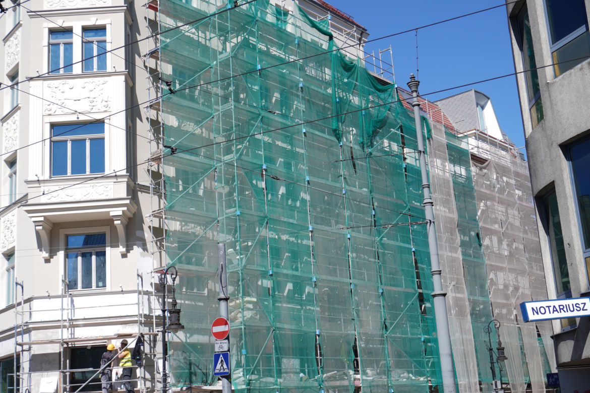 Przebudowa kamienicy znajdującej się na rogu ulic Szkolnej i Podgórnej