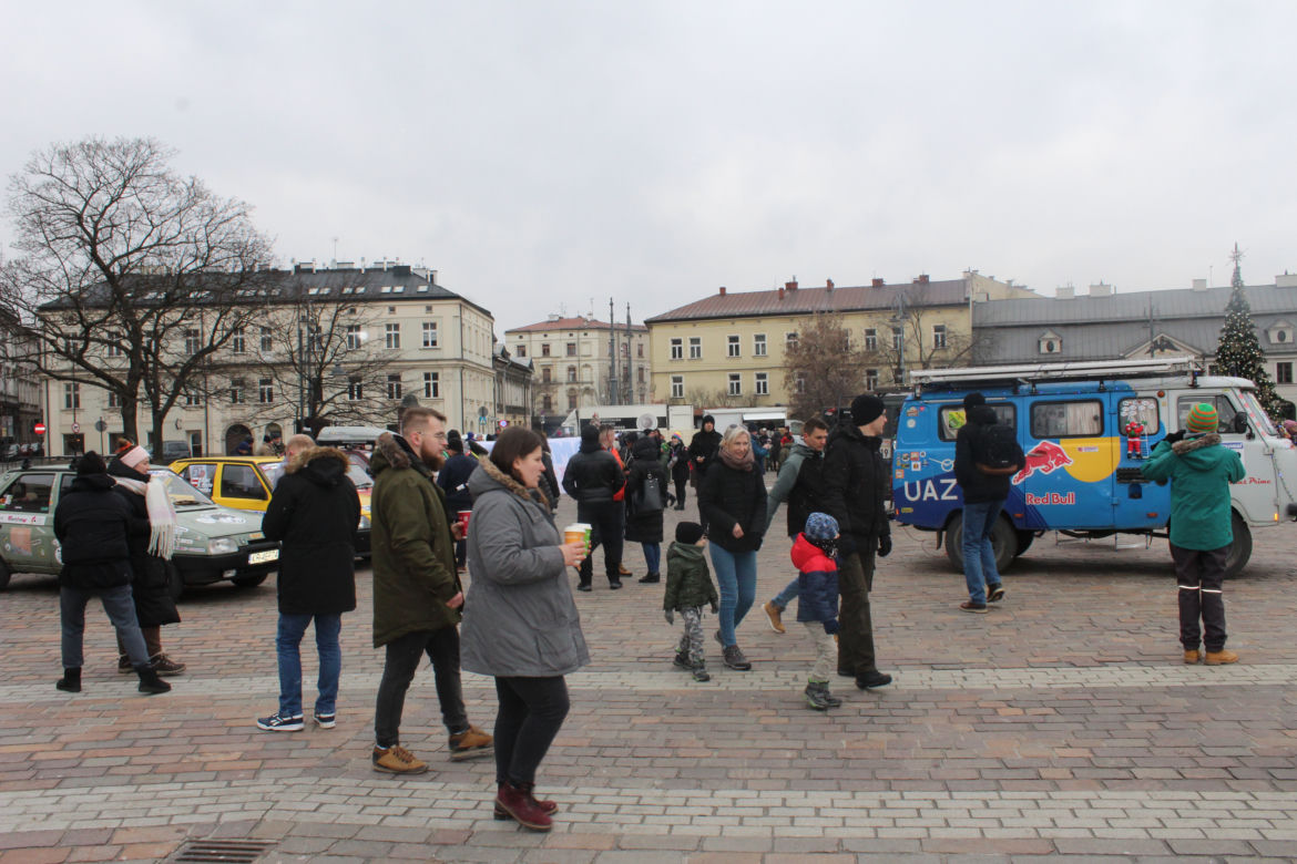WOŚP 2023 w Krakowie: zlot samochodów Złombol na Rynku Podgórskim