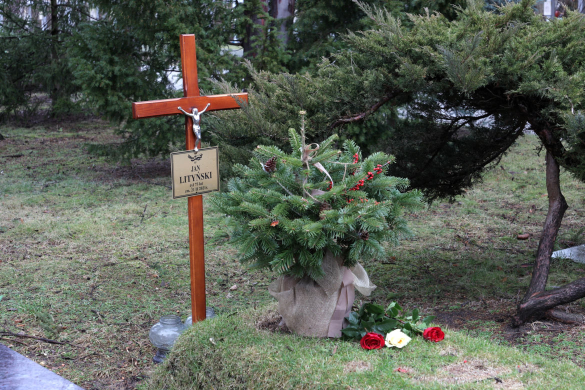 Tak wygląda grób Jana Lityńskiego w pierwszą rocznicę śmierci 