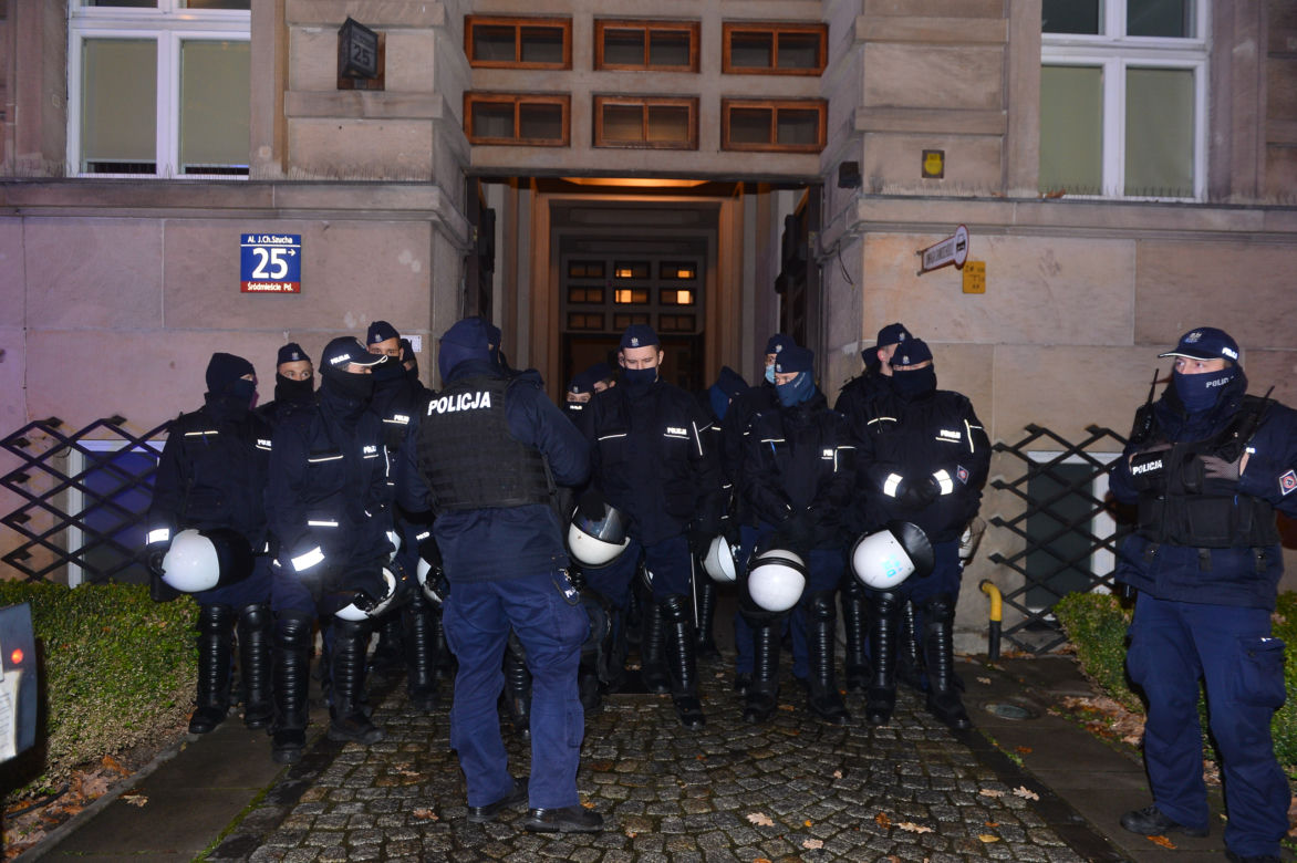 Protestująca przykleiła się do podłoża przed MEN