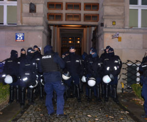 Protestująca przykleiła się do podłoża przed MEN