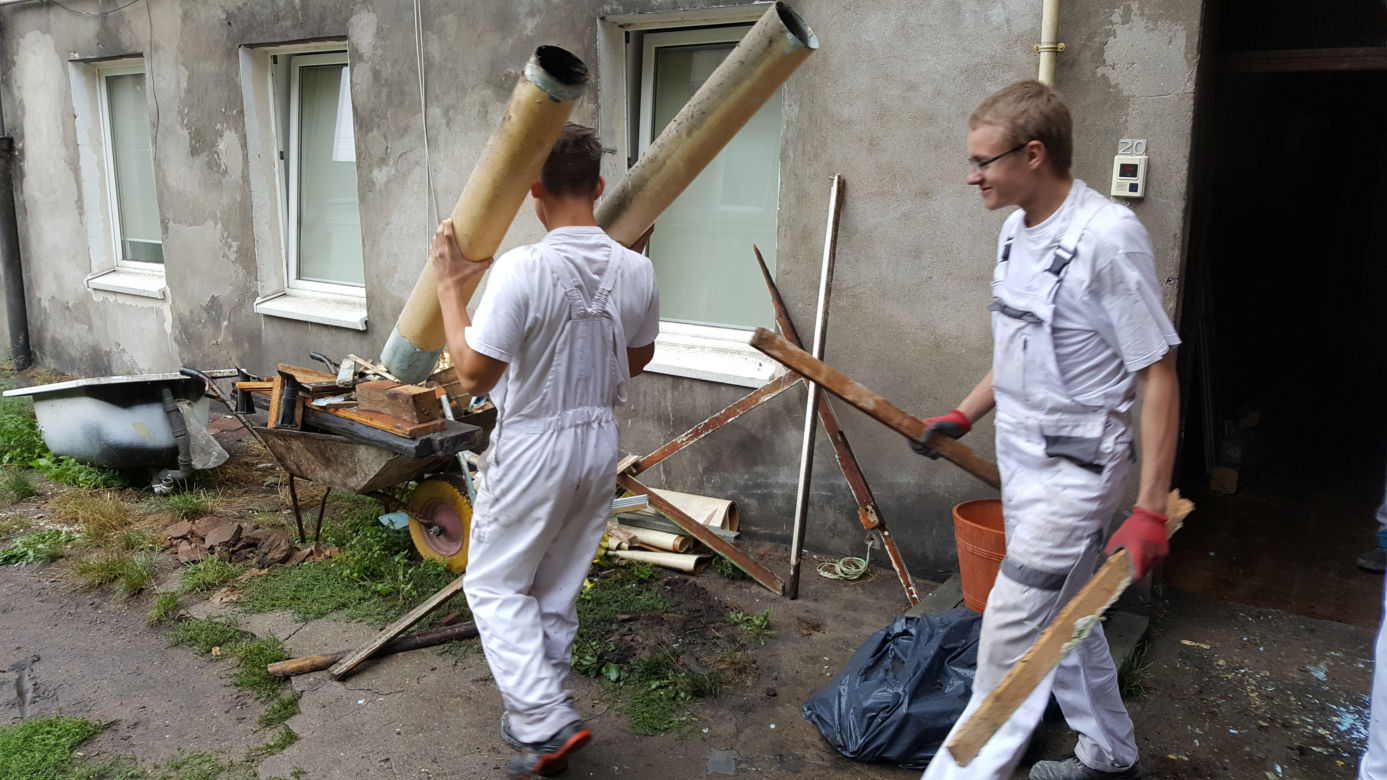 Bydgoscy uczniowie zakasali rękawy i rozpoczęli remont kolejnego mieszkania! 
