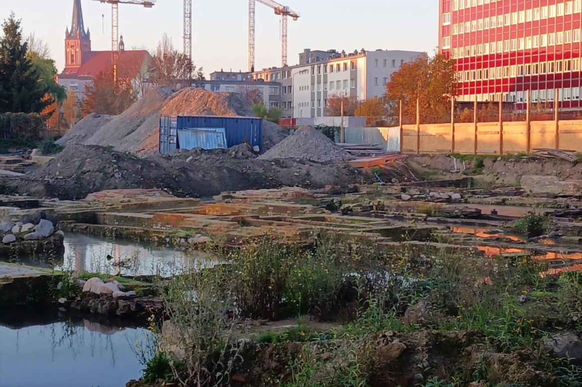 Fundamenty dawnych kamienic przy ul. Św. Floriana