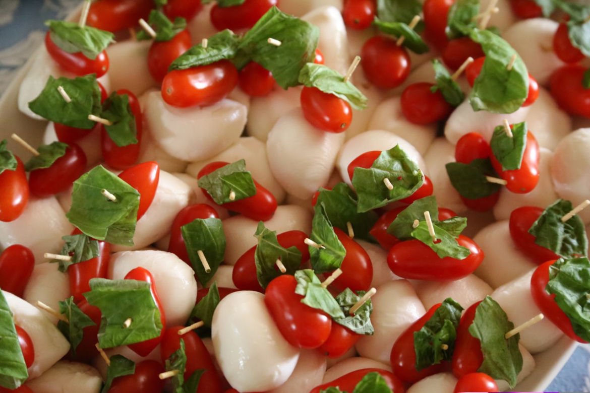 Pomysł na sylwestrowe menu: koreczki caprese