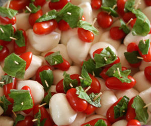 Pomysł na sylwestrowe menu: koreczki caprese